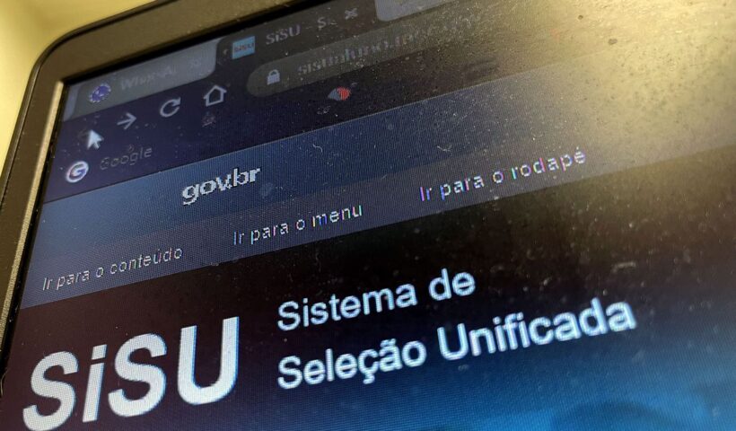 tela de celular mostra site do SISU. inscrições para lista de espera do sisu terminam na terça-feira (4)